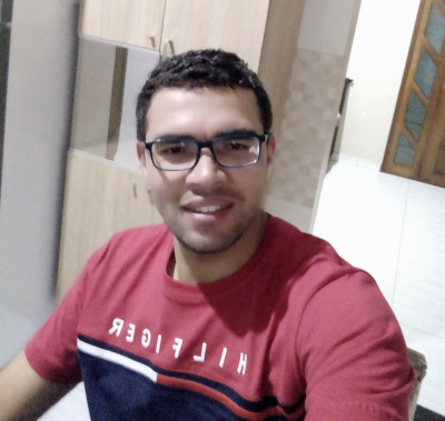 imagem do autor do portifolio com uma camisa vermelha